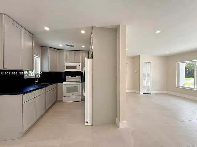 Biscayne Court — Photo 4
