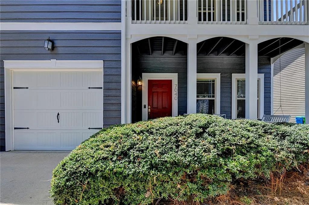 3 bed, 3.0 bath, 2158 sqft, $2,350 — Photo 2