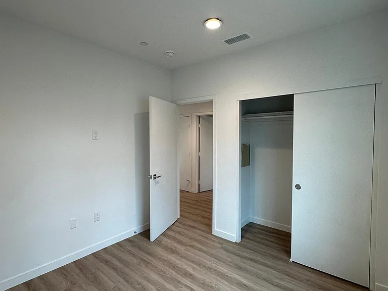 227 E Franklin Ave #G — Photo 11