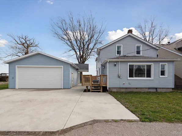 7892 Lakeshore Dr, Newport, MI 48166
