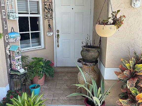 EXTERIOR ENTRYWAY