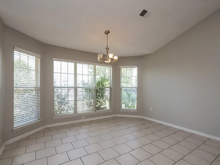 810 Lakemont Dr — Photo 3
