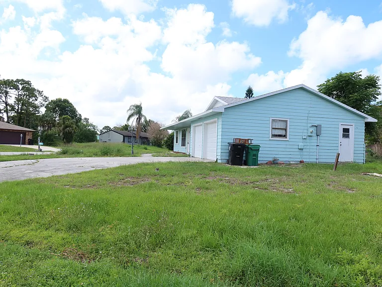 601 SE Polynesian Ave — Photo 29