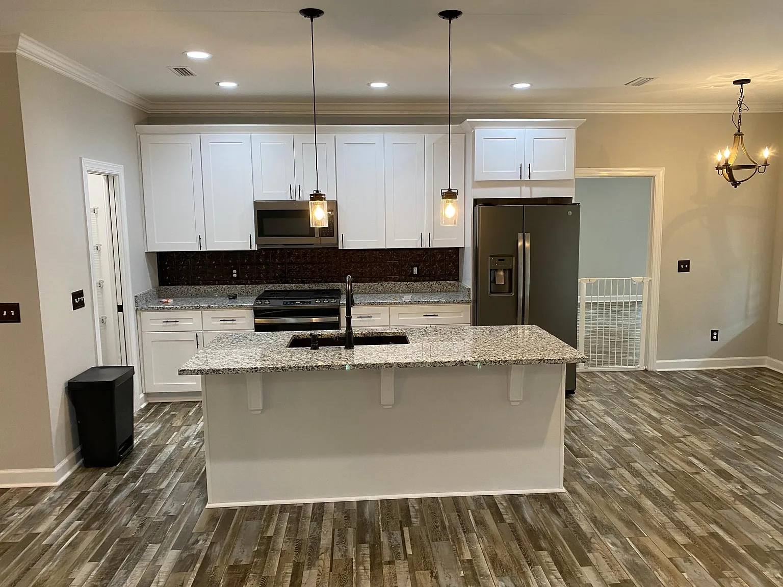 4 bed, 2100 sqft, $2,100 — Photo 4