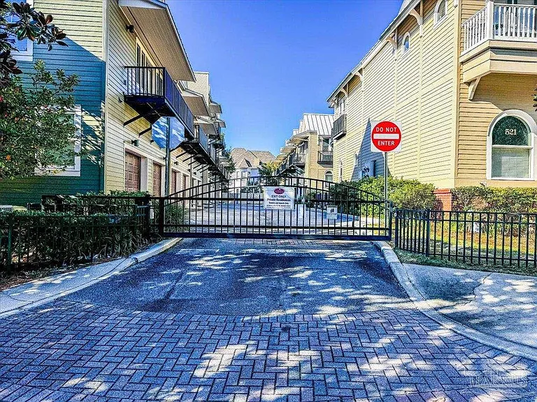 214 W La Rua St — Photo 34