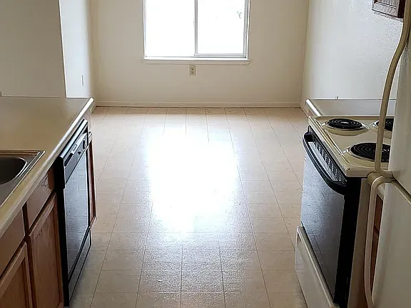 Sunset Vista Apartments — Photo 41
