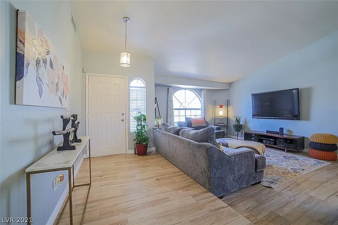 3 bed, 1700 sqft, $2,745 — Photo 2