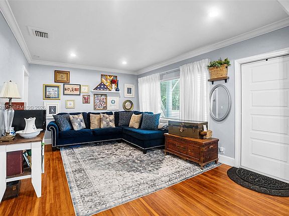 5th image of 899 E Country Club Cir