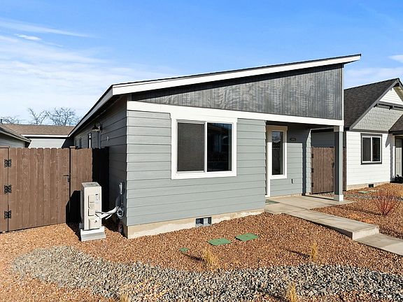 4th image of 4083 SW Obsidian Ave