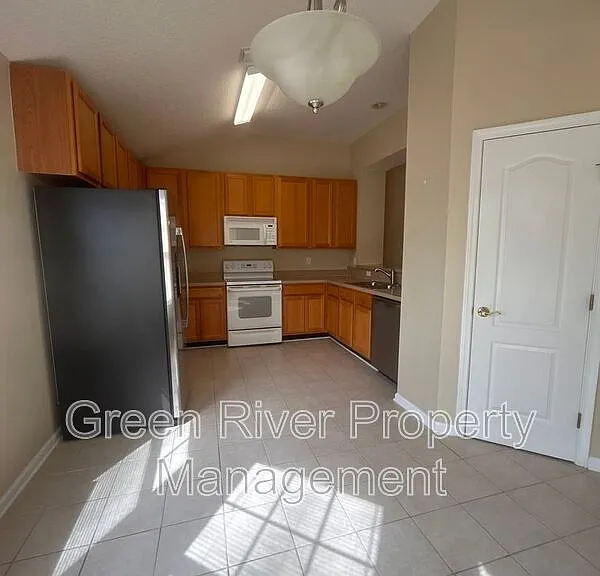 2120D Stone Creek Dr — Photo 5