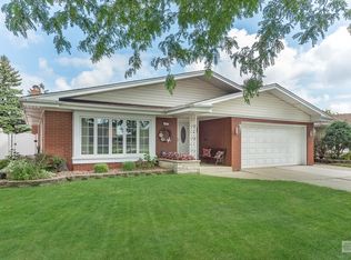 9817 S Tripp Ave, Oak Lawn, IL 60453
