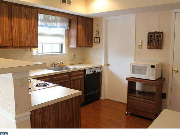 5th image of 15 Greenwich Dr