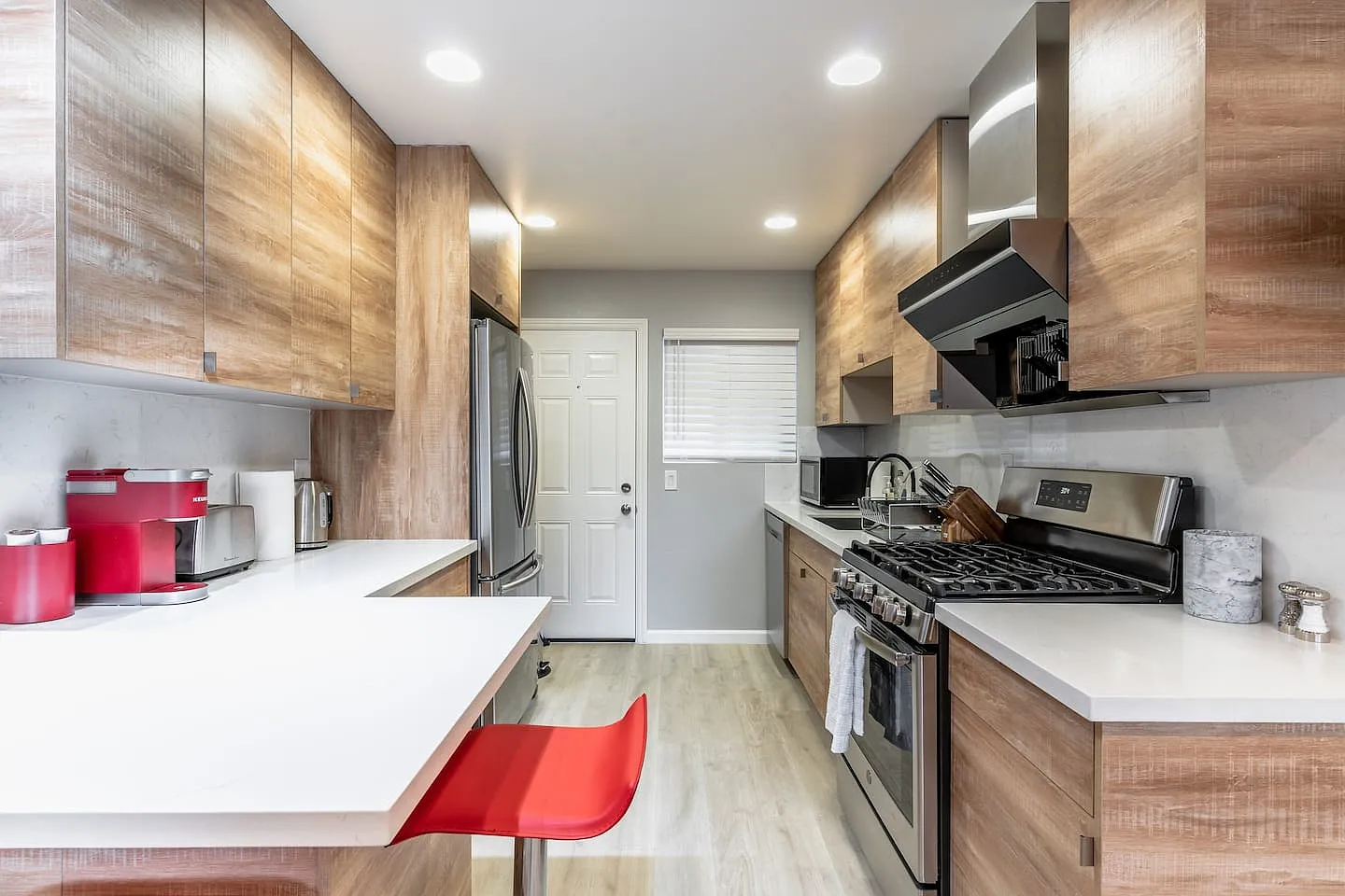2 bed, 896 sqft, $6,600 — Photo 1