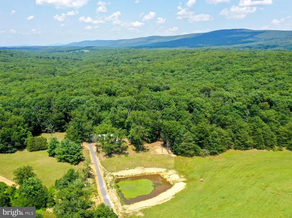 285 Wolfrey Ln, Cross Junction, VA 22625