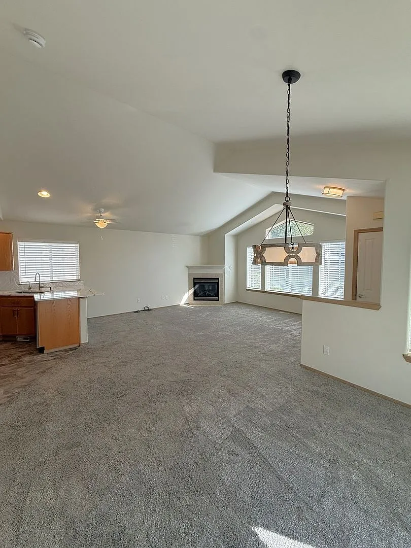 Spacious 3 Bedroom Ranch Home in Battle Ground! — Photo 4