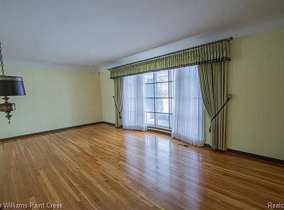 5th image of 2643 Belle View Dr