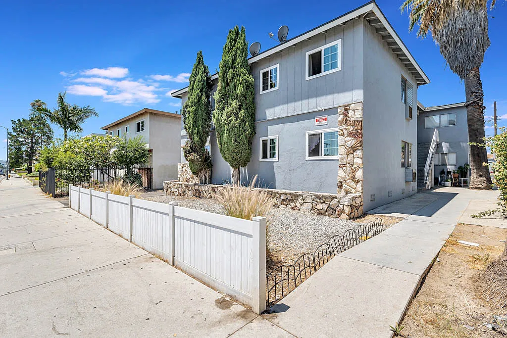 6925 Whitsett Ave — Photo 1