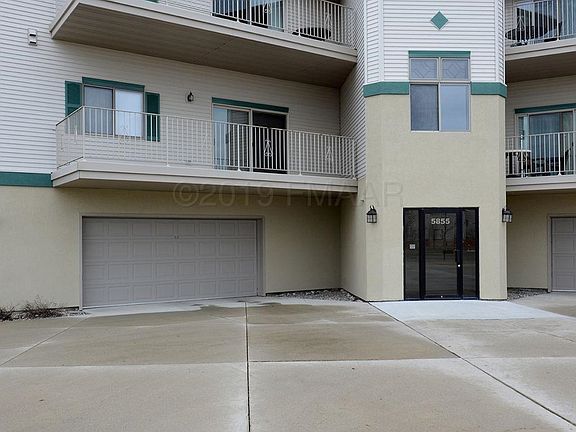 Upper Level Condo in Building with Eleva