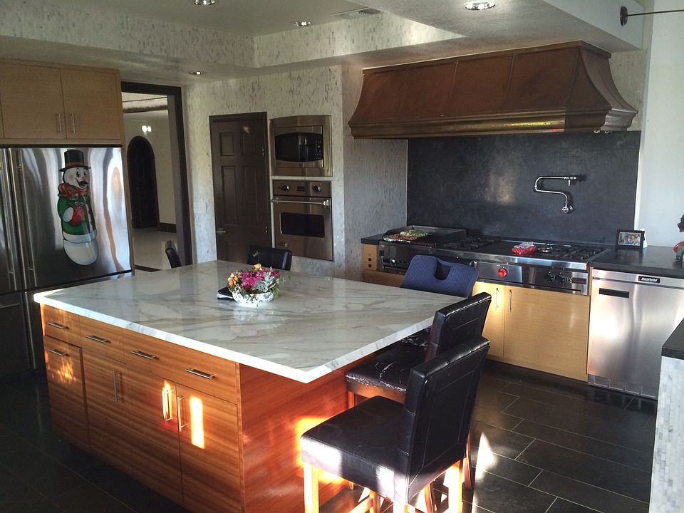 great kitchen,indoor grill,hibatchi,wood burning pizza oven.