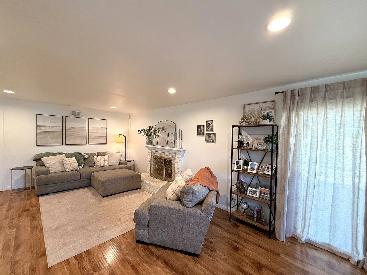 3 bed, 1.5 bath, 1214 sqft, $4,195 — Photo 3