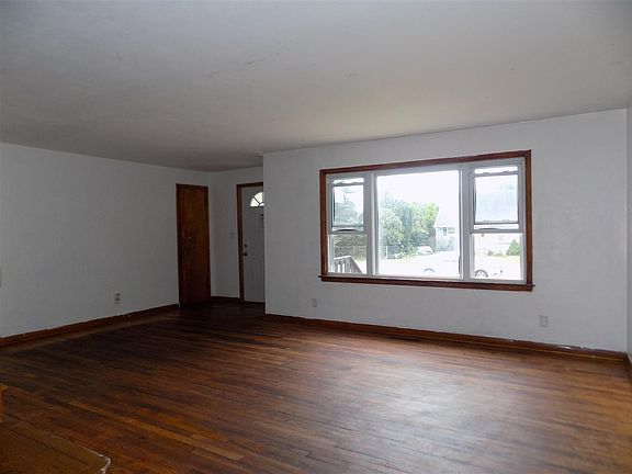 5th image of 350 Sheridan Dr