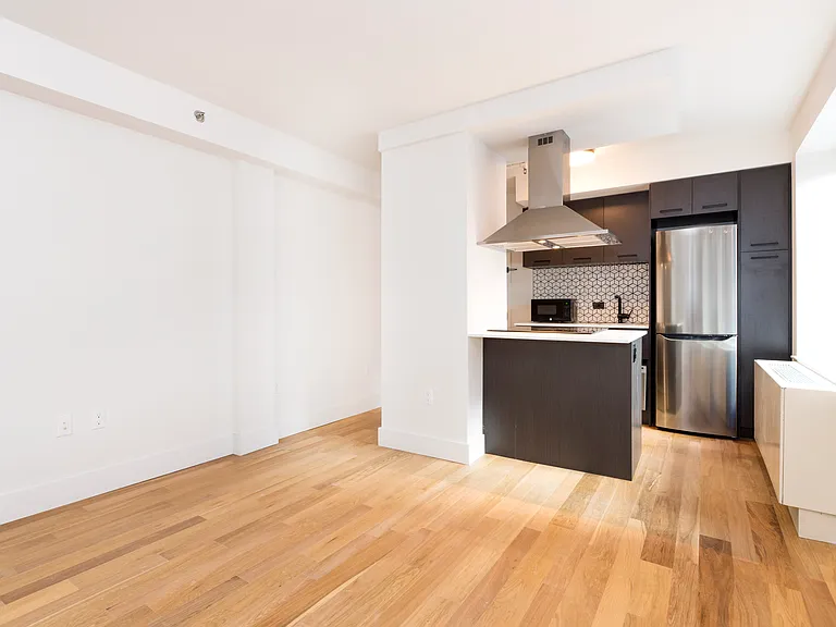 101 E 10th St #4G — Photo 1
