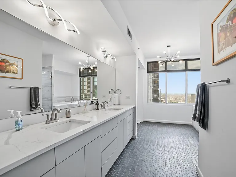 54 Rainey St #1018 — Photo 16
