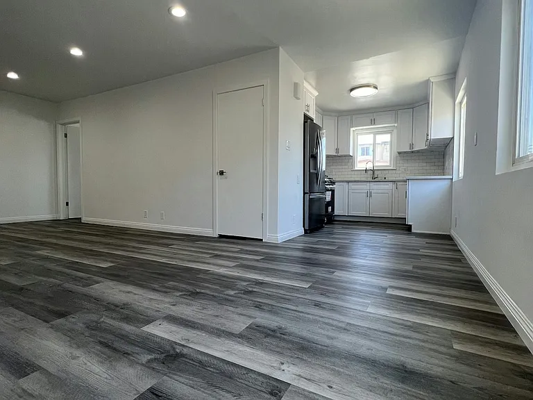 1030 E 2nd St #12 — Photo 14