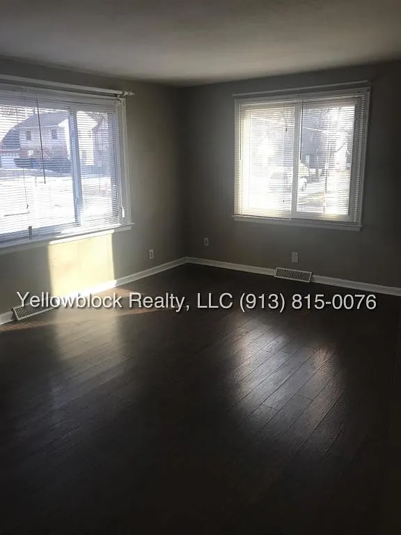 320 E 79th Terrace — Photo 4
