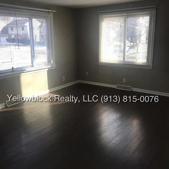 320 E 79th Ter — Photo 4