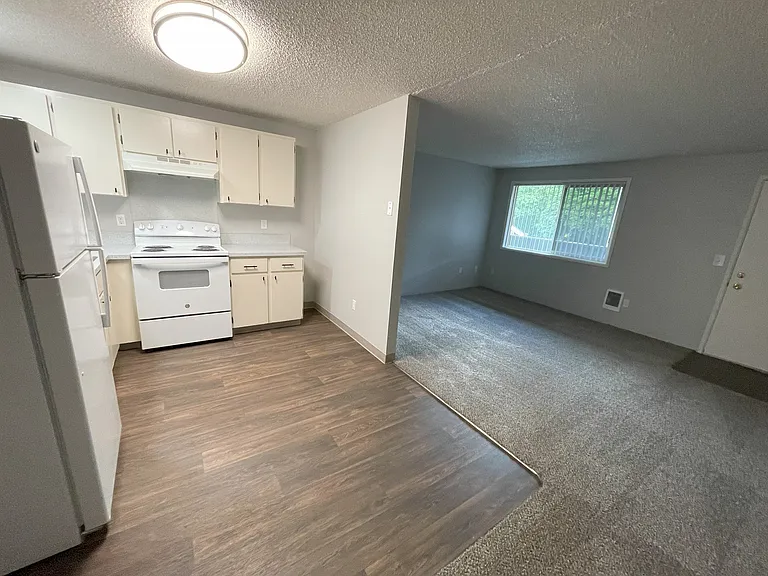 Eagle Pointe Apartments — Photo 10
