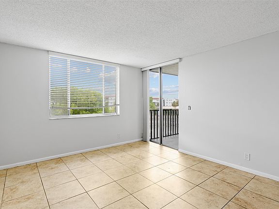 5th image of 2820 Somerset Drive #305O