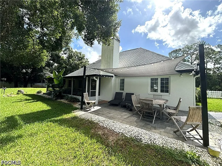 1090 Woods Dr — Photo 15
