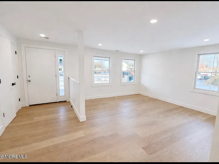 20 Roslyn Dr — Photo 5