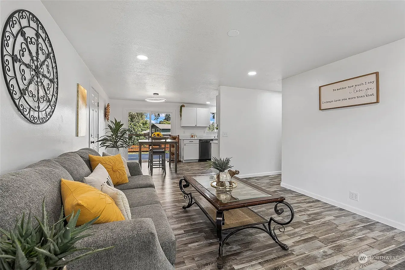 2 bed, 1250 sqft, $2,300 — Photo 2