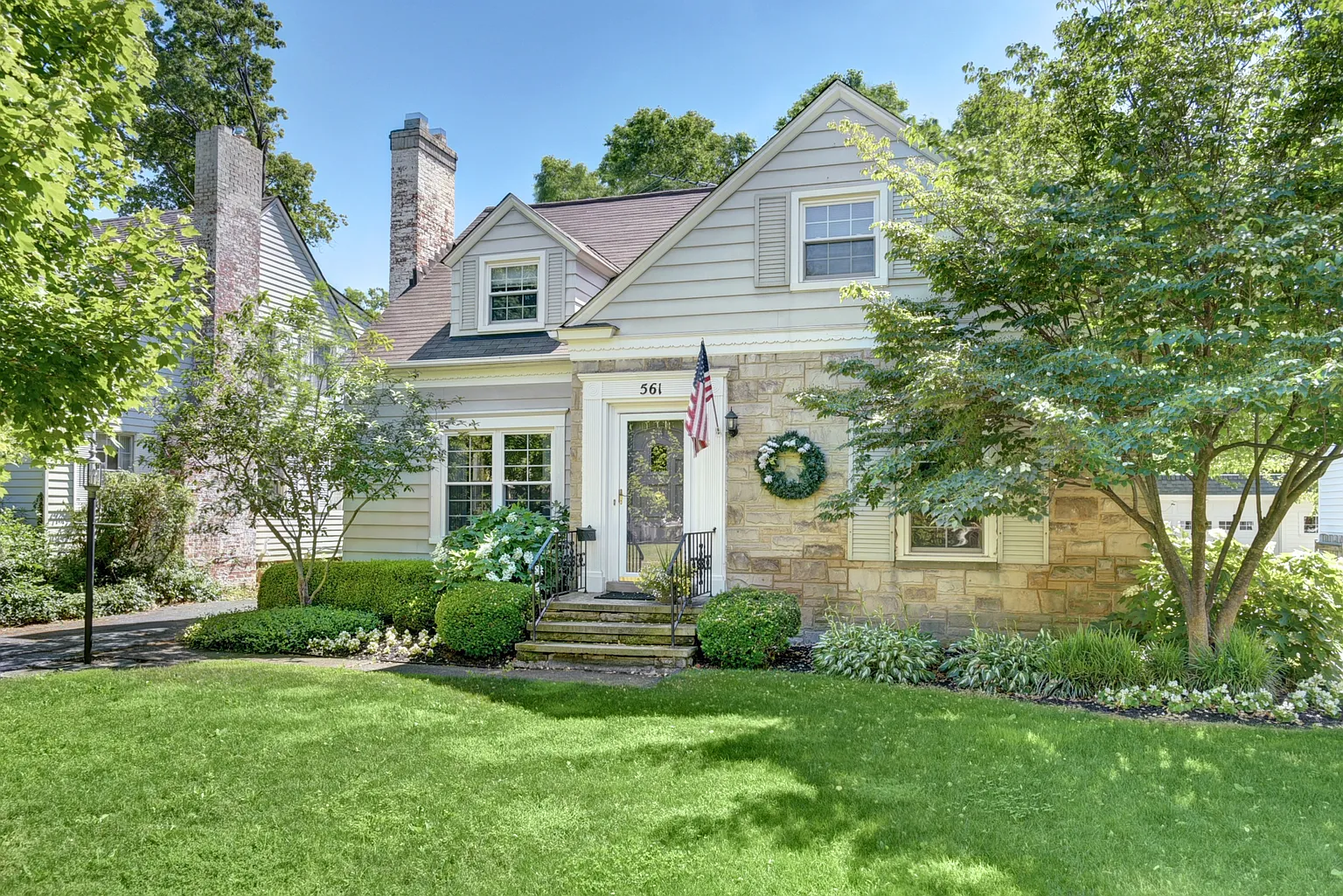 561 Lake Forest Dr photo 1