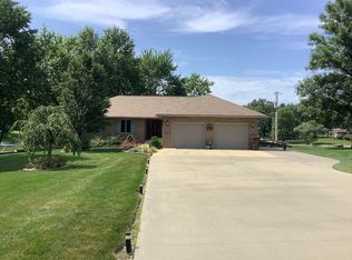 8 Brett Ct, Taylorville, IL 62568