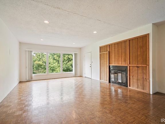 5th image of 809 W Riverside Dr