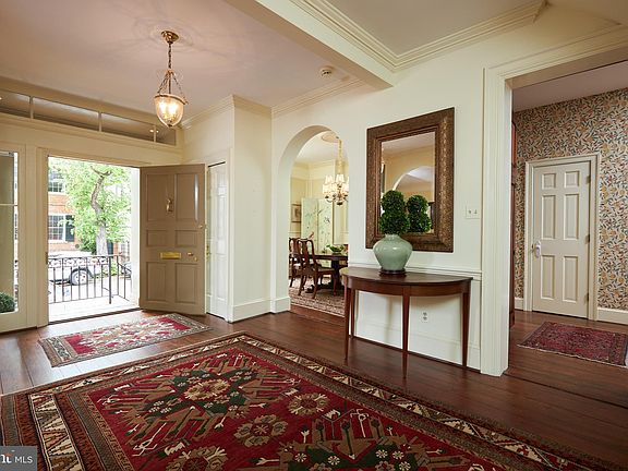 4th image of 207 N Fairfax St