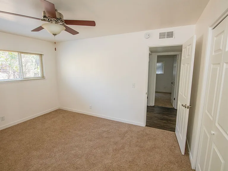 Villa Monterey Apartments — Photo 37