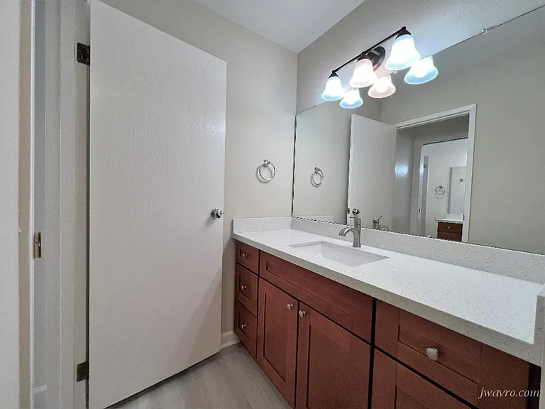 1403 Oxford St — Photo 10