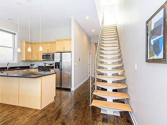 5th image of 1054 N Hermitage Ave #3
