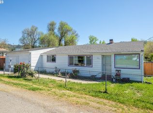 221 SE Robinson St, Winston, OR 97496