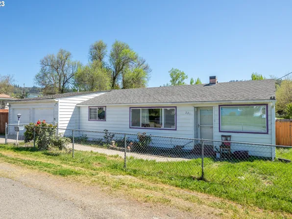 221 SE Robinson St, Winston, OR 97496
