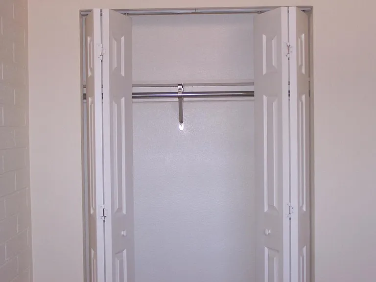5 CLOSETS