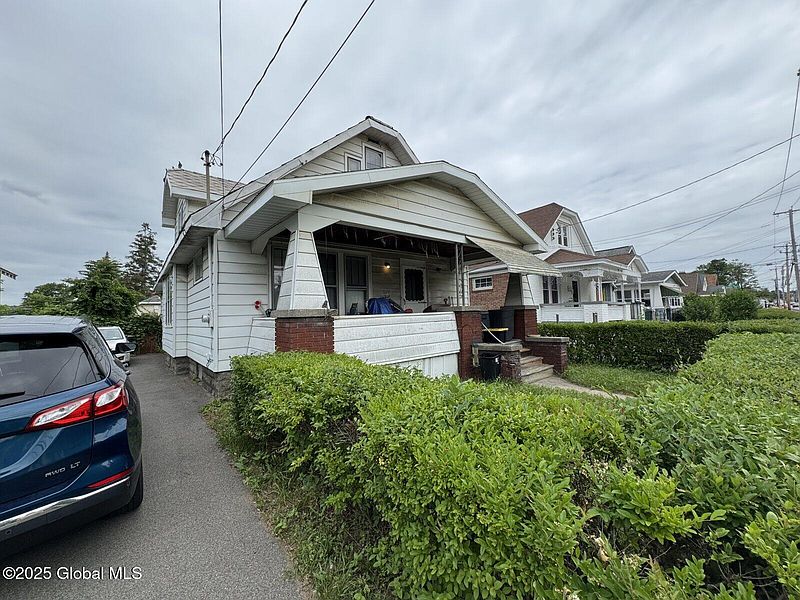 3rd image of 809 Altamont Avenue