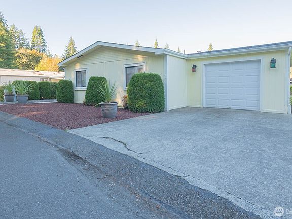 3rd image of 563 NW Silver Glen Lane