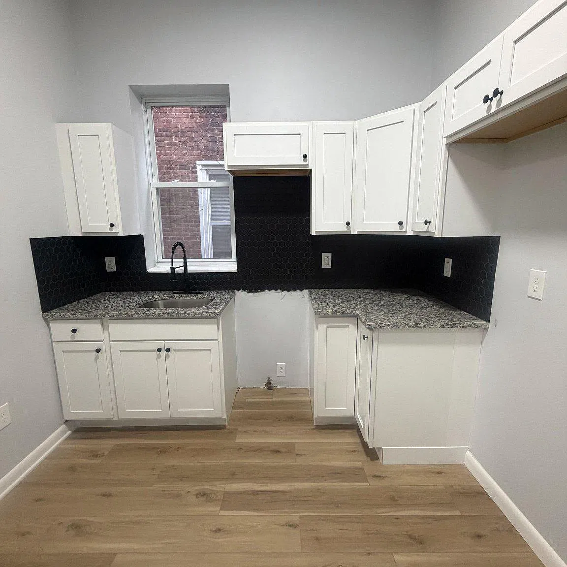 1 bed, 1.0 bath, 2445 sqft, $1,600 — Photo 3