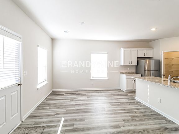 5th image of 144 Avondale Blvd