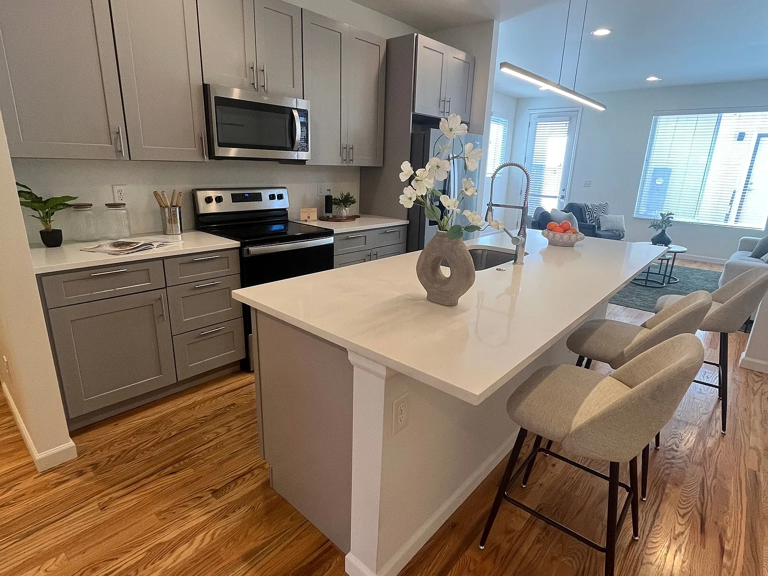 3 bed, 2.5 bath, 1936 sqft, $3,250 — Photo 4